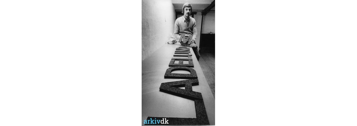 Fabrikant Hans Ladelund med et af sine skilte. Stårupvej 17, 1978.<br>
