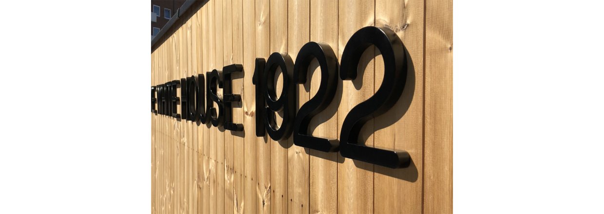 Facadebogstaver i lakeret kantspartlet pvc<br>